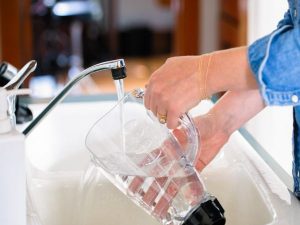 Rửa máy xay sinh tố lại bằng nước sạch